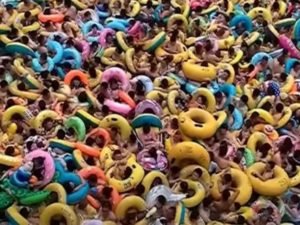 Ролик из китайского аквапарка отбивает все желание купаться