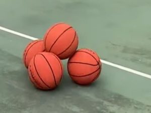 Сложенные горкой баскетбольные мячи спокойно покатились прочь, не рассыпаясь