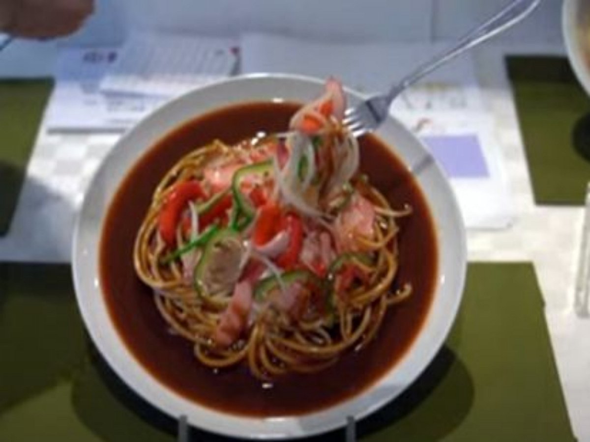 Удивительную еду, сделанную из пластика, представили художники на японской выставке