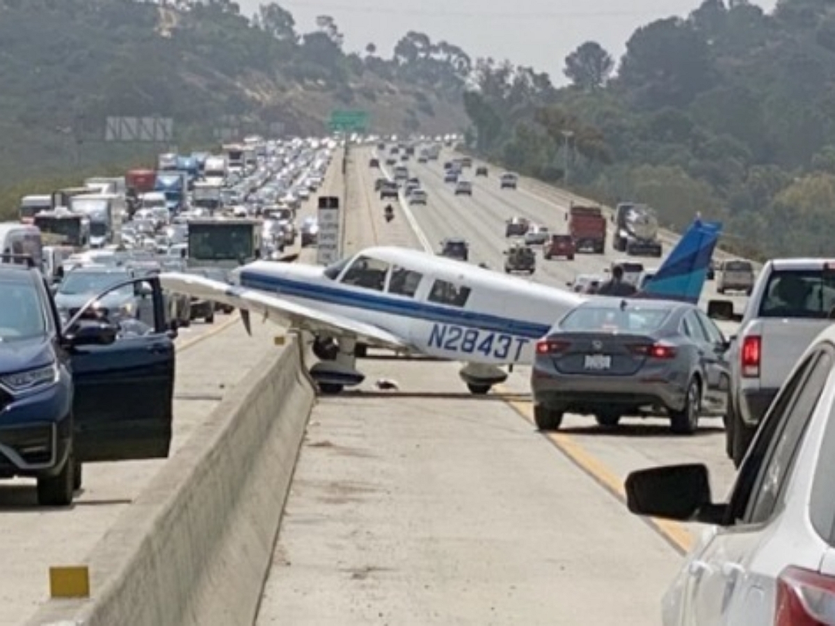 В Калифорнии самолет приземлился на оживленную автотрассу