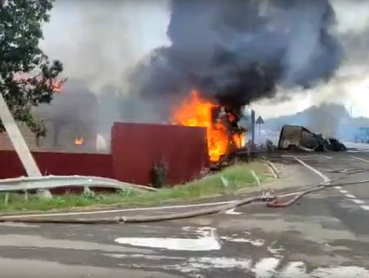 Под Ярославлем бензовоз протаранил скорую: погибли 4 человека и вспыхнул пожар