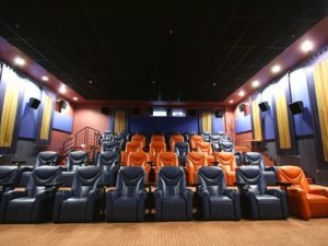 Кинотеатры в России пытались нелегально начать показ зарубежных фильмов