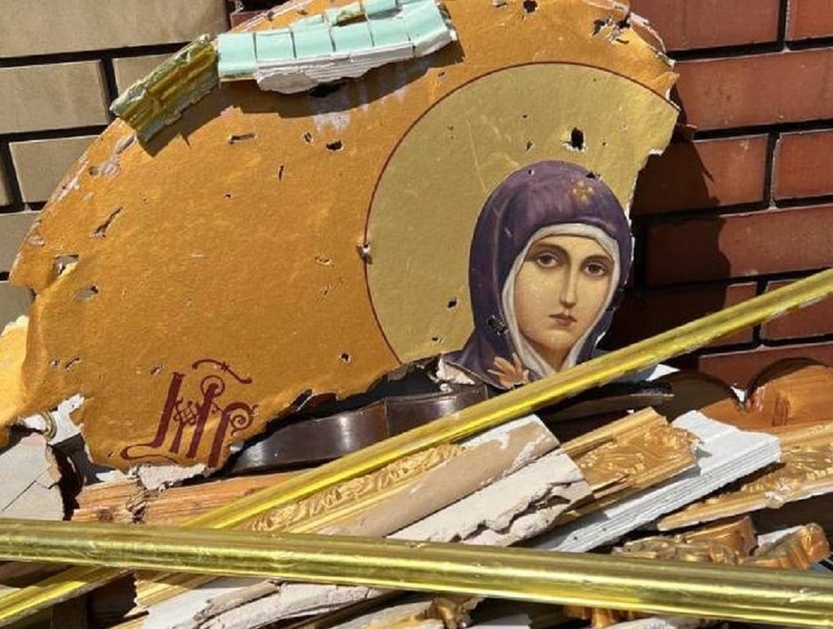 Украинские националисты расстреляли иконы в храме Мариуполя