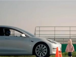 Автопилот Tesla с треском провалил испытания