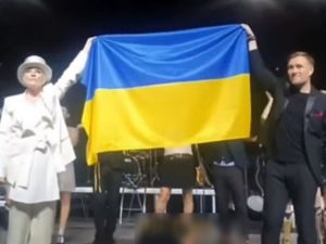 «Поддержали своих»: муж Лаймы Вайкуле оправдал ее выходку с флагом Украины