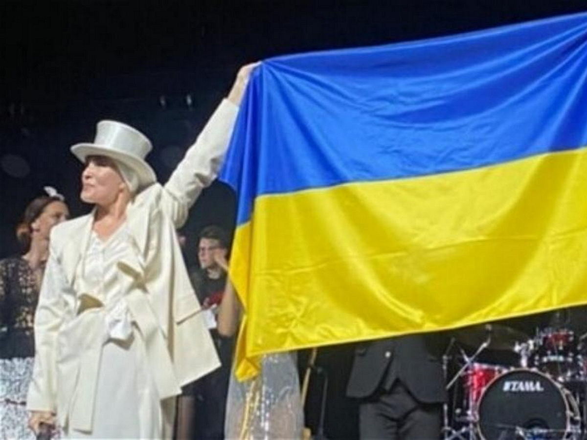 Лайма Вайкуле развернула на концерте флаг Украины