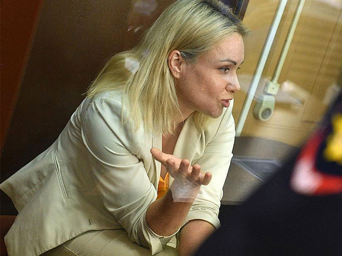 Экс-редактора Первого канала Марину Овсянникову решением суда отправили под домашний арест