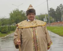 «Крепостное право ж отменили?»: мэр Саянска в костюме царя насмешил Сеть