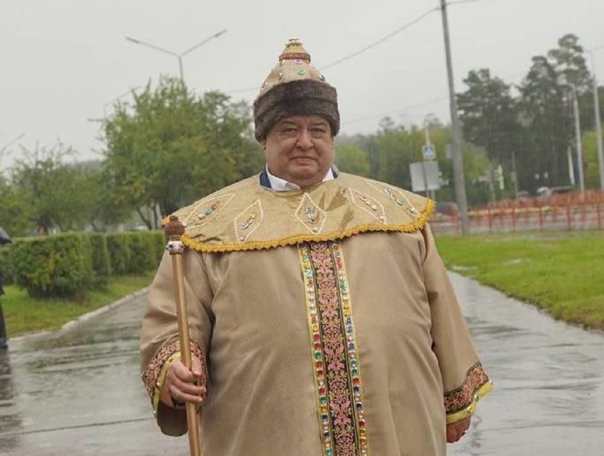 «Крепостное право ж отменили?»: мэр Саянска в костюме царя насмешил Сеть