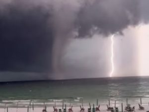 Гигантский смерч чудом не унес людей с пляжа Флориды