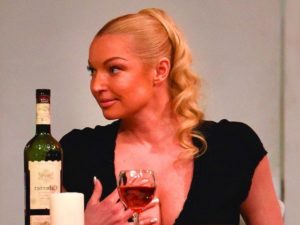 «Развязно и пошло»: пользователи не оценили фото Волочковой на крыше с бутылкой вина