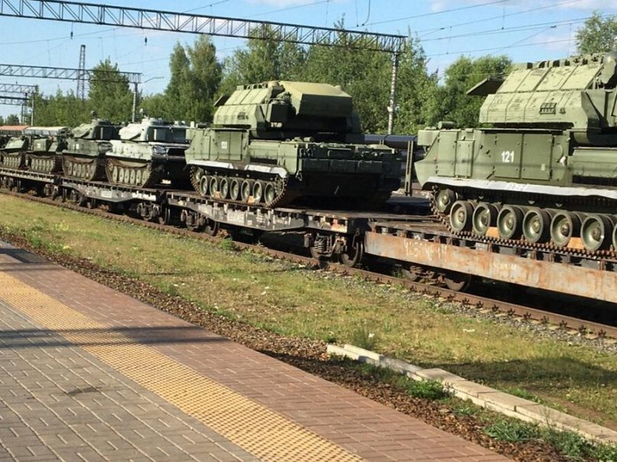 В сторону Украины движутся эшелоны с артиллерией, ПВО и танками: опубликовано видео