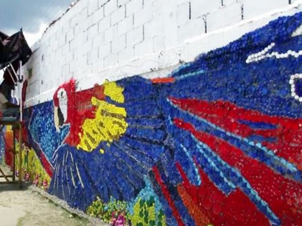 Художник создал огромную фреску из пластиковых крышек