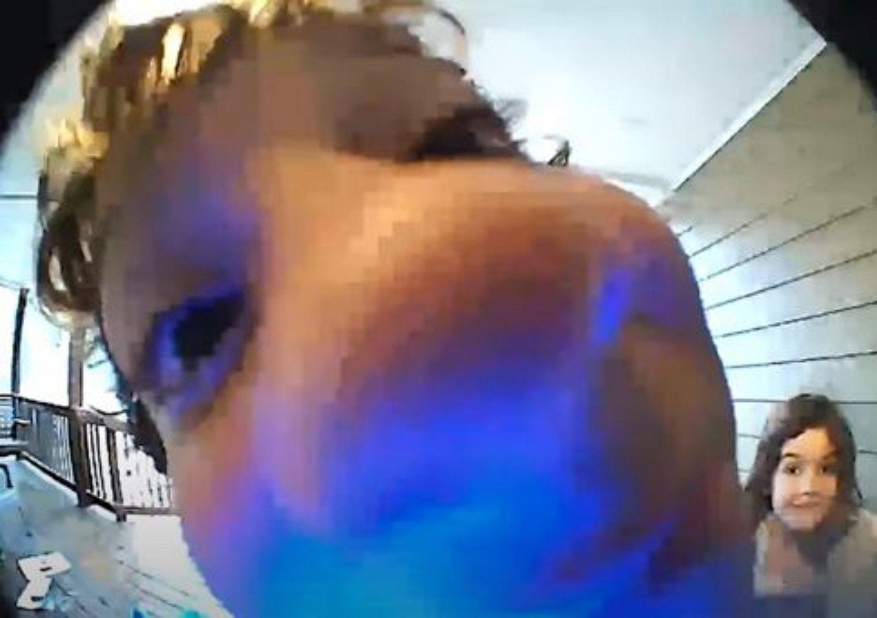 Дети обнаружили камеру видеонаблюдения и насмешили Сеть