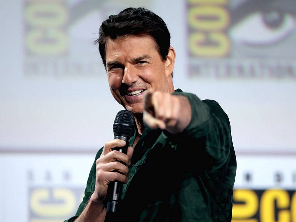 Том Круз обратился к публике сидя верхом на летящем самолете