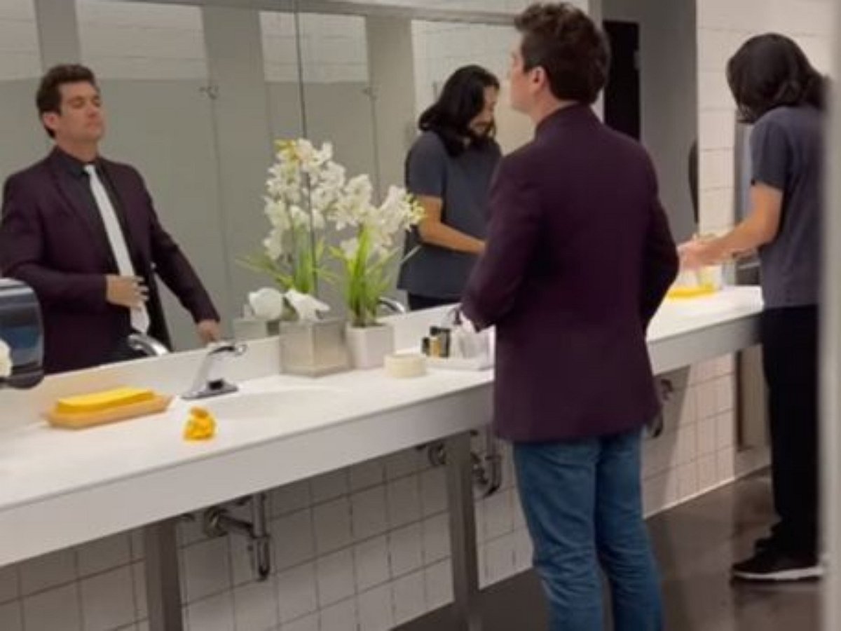 Фокусы в общественном туалете очень впечатлили посетителей