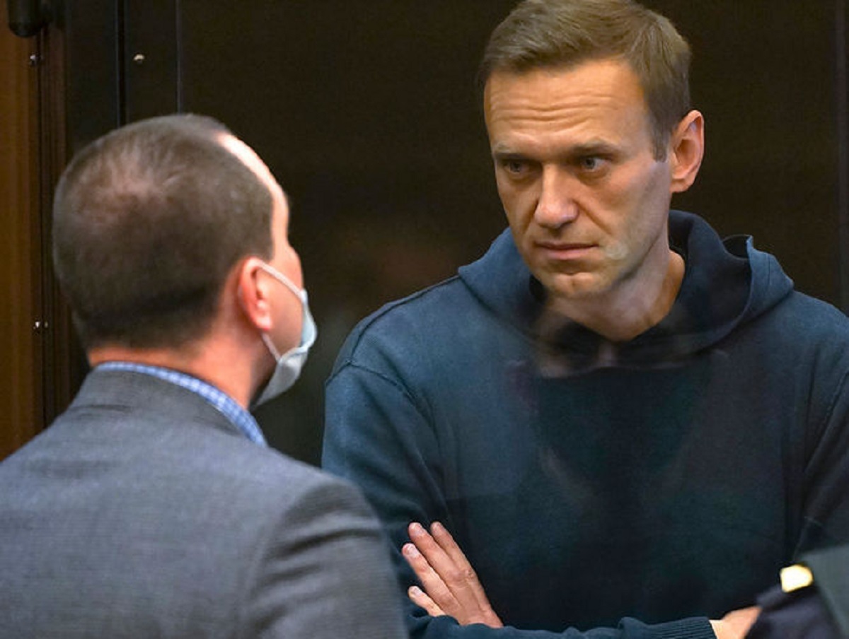 Навальному запретили смотреть на адвоката: им сделали непрозрачную перегородку