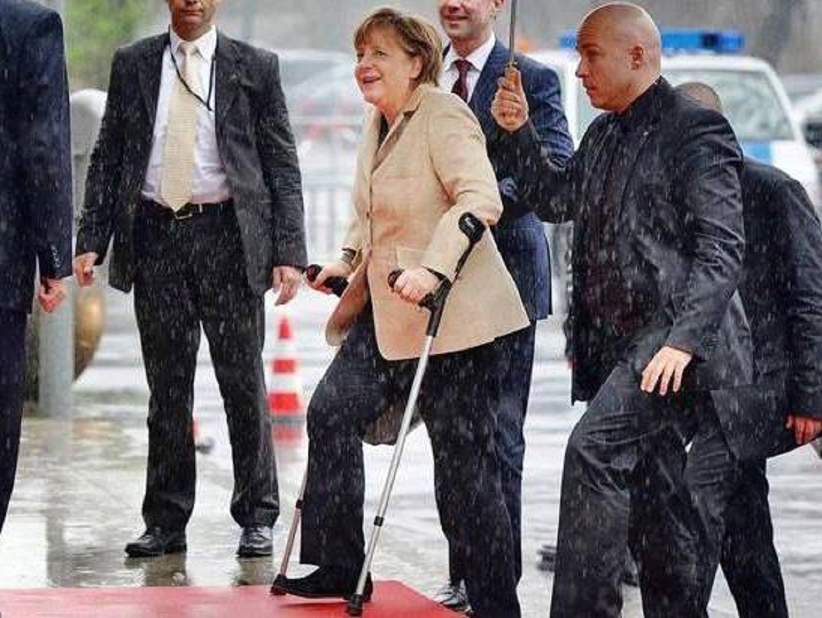 Фотографии Ангелы Меркель на костылях напугали Сеть