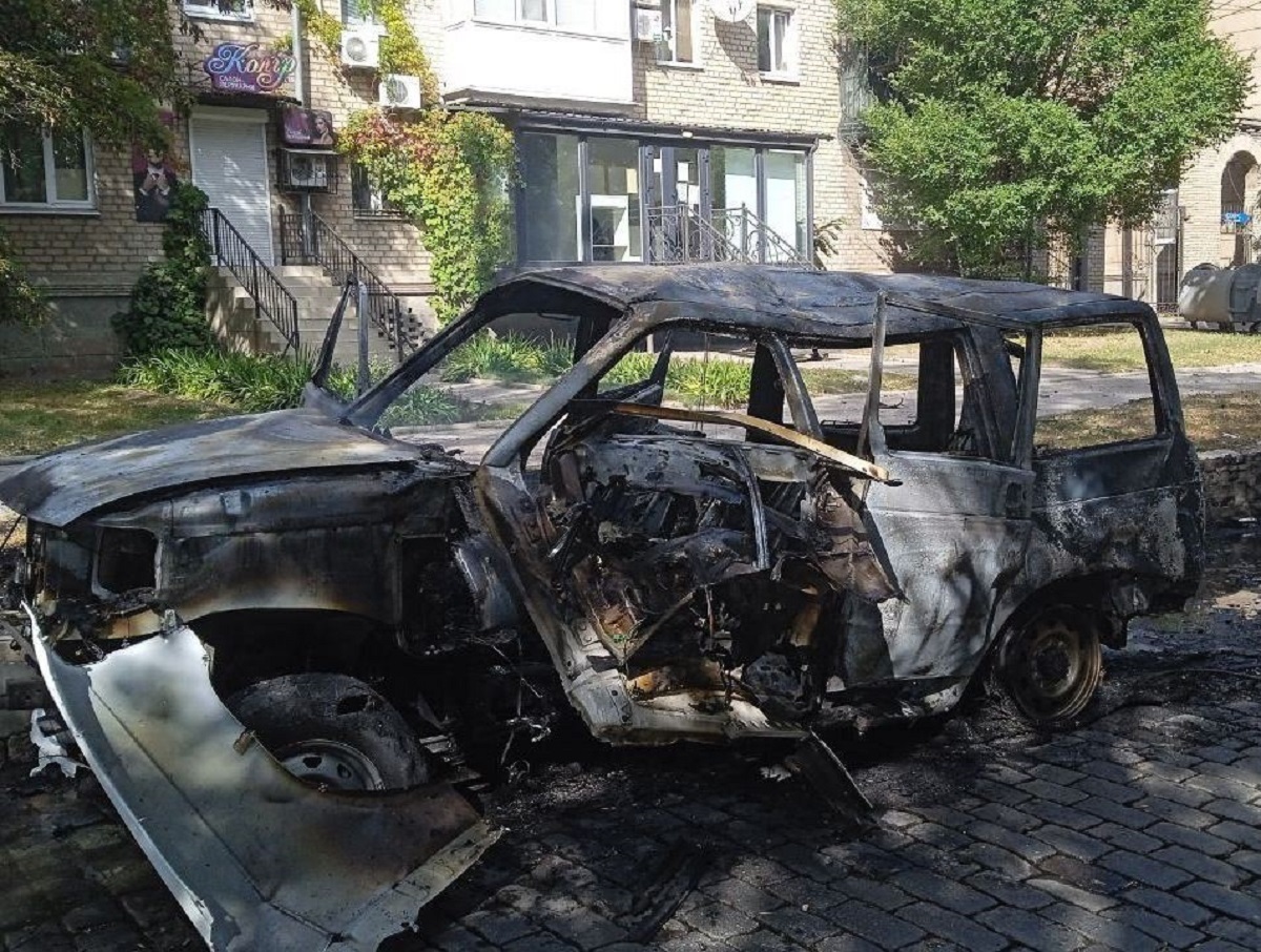 В Бердянске взорвали машину коменданта города: он в тяжелом состоянии