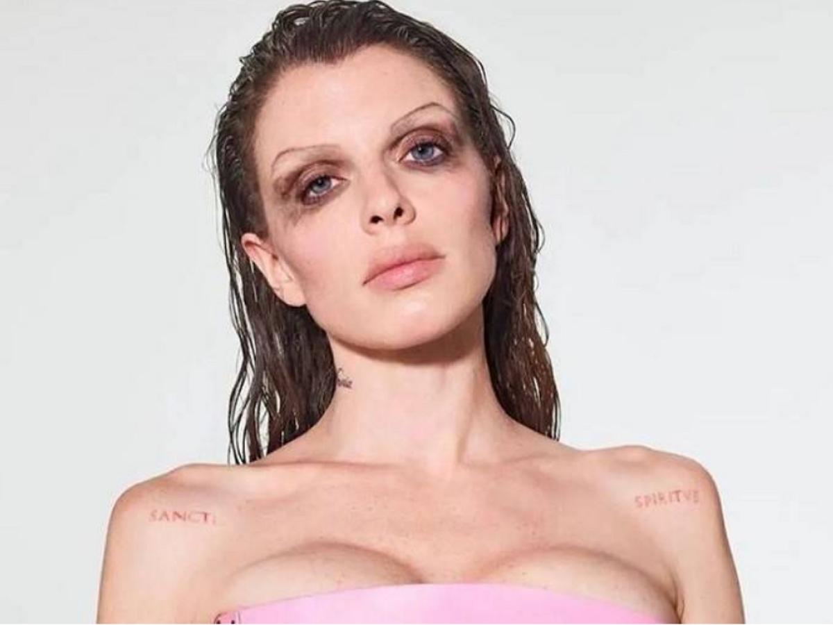 Джулия Фокс эпатировала публику на модном показе костюмом русалочки с голой грудью