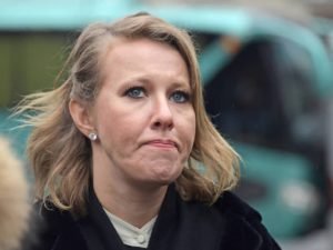 «Звучит странно для меня»: Собчак начала молиться за Россию