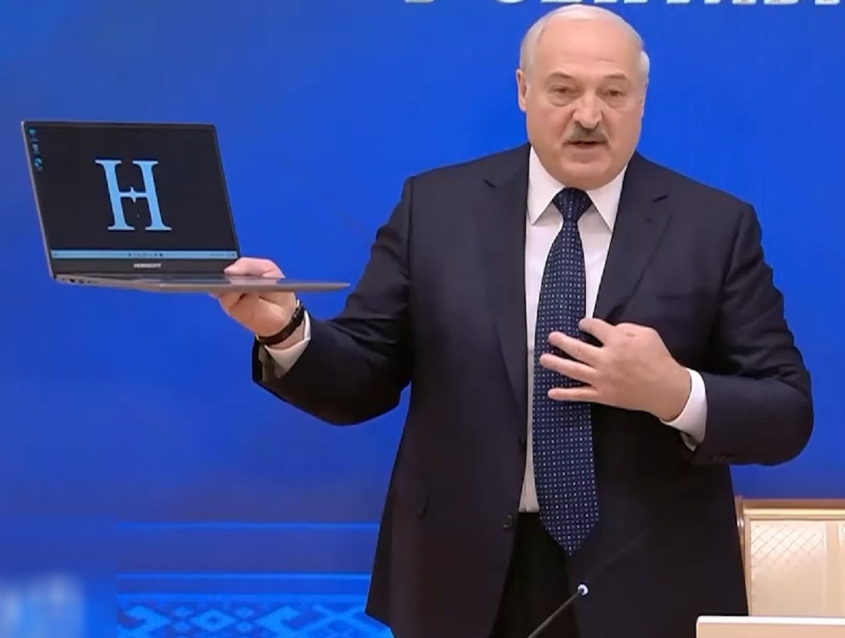 «Можно его пощупать»: Лукашенко показал первый ноутбук, собранный в Белоруссии