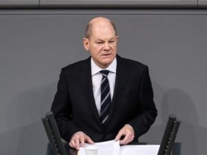 Канцлер ФРГ Шольц вышел из себя из-за попрошайничества Украины