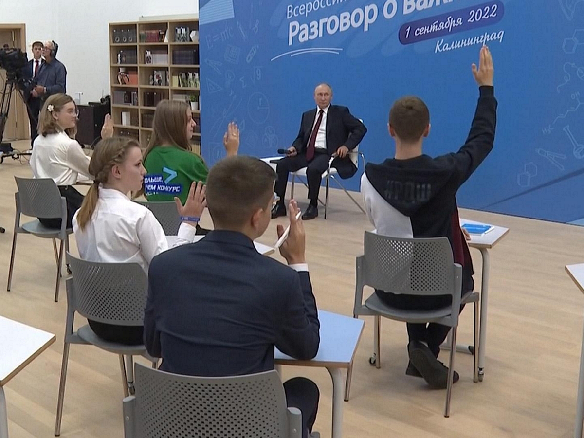“У меня в голове все перевернулось”: Путин рассказал школьникам про Сан Саныча, который определил его судьбу