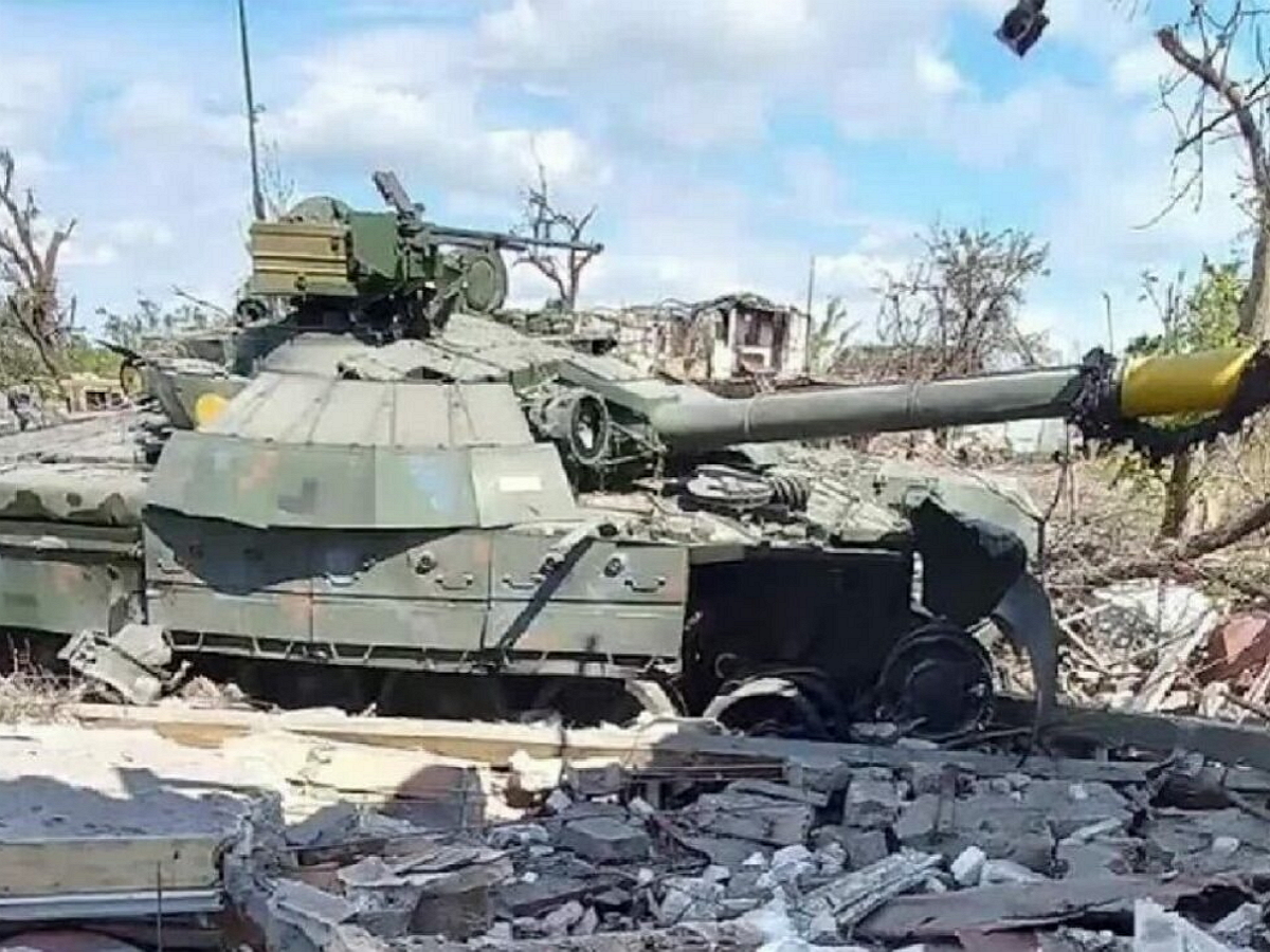 Колонна танков ВСУ понесла потери, попав под плотный обстрел российских гаубиц: опубликовано видео
