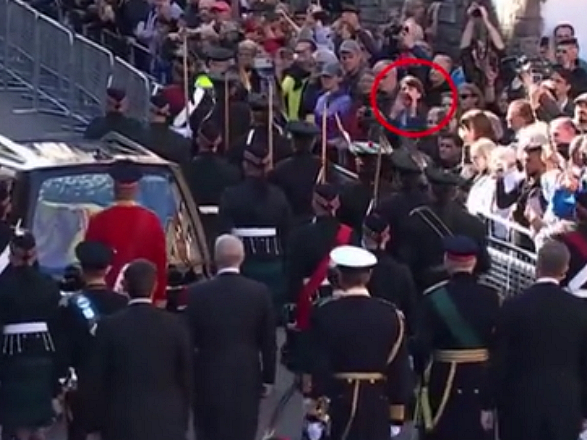 Во время траурной процессии у гроба Елизаветы II разразился скандал: опубликовано видео