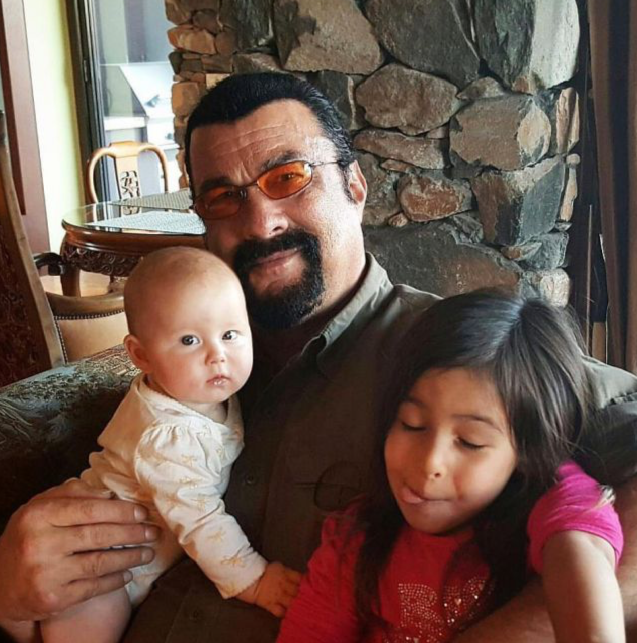 Звезды, которые уже стали бабушками и дедушками