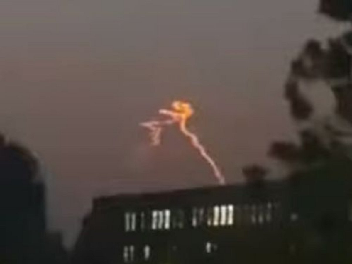 Облако в форме розы появилось над Китаем