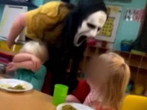Воспитательница надевала маску монстра, чтобы дети вели себя чинно
