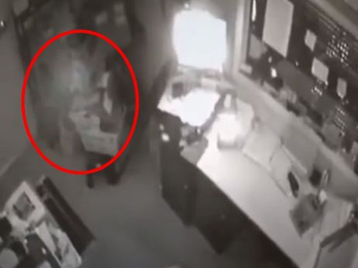 Посреди ночи в магазине появляется привидение