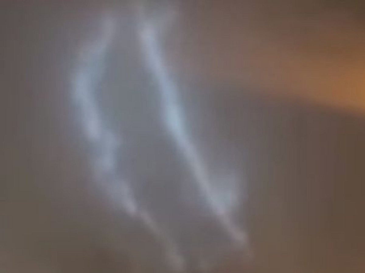 Полосы света, окружённые светящимися шарами, очевидцы приняли за инопланетное вторжение