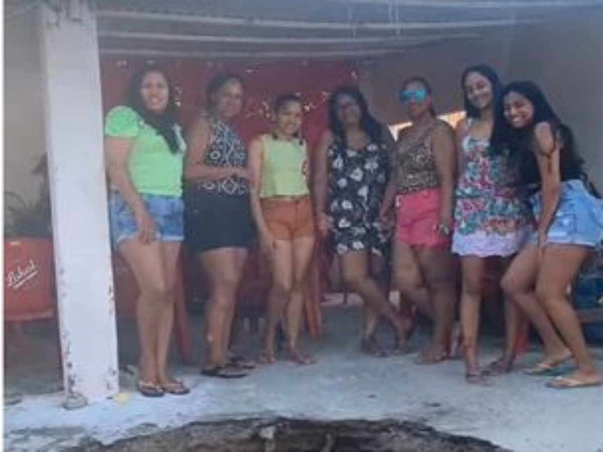 Танцующие бразильянки провалились сквозь землю