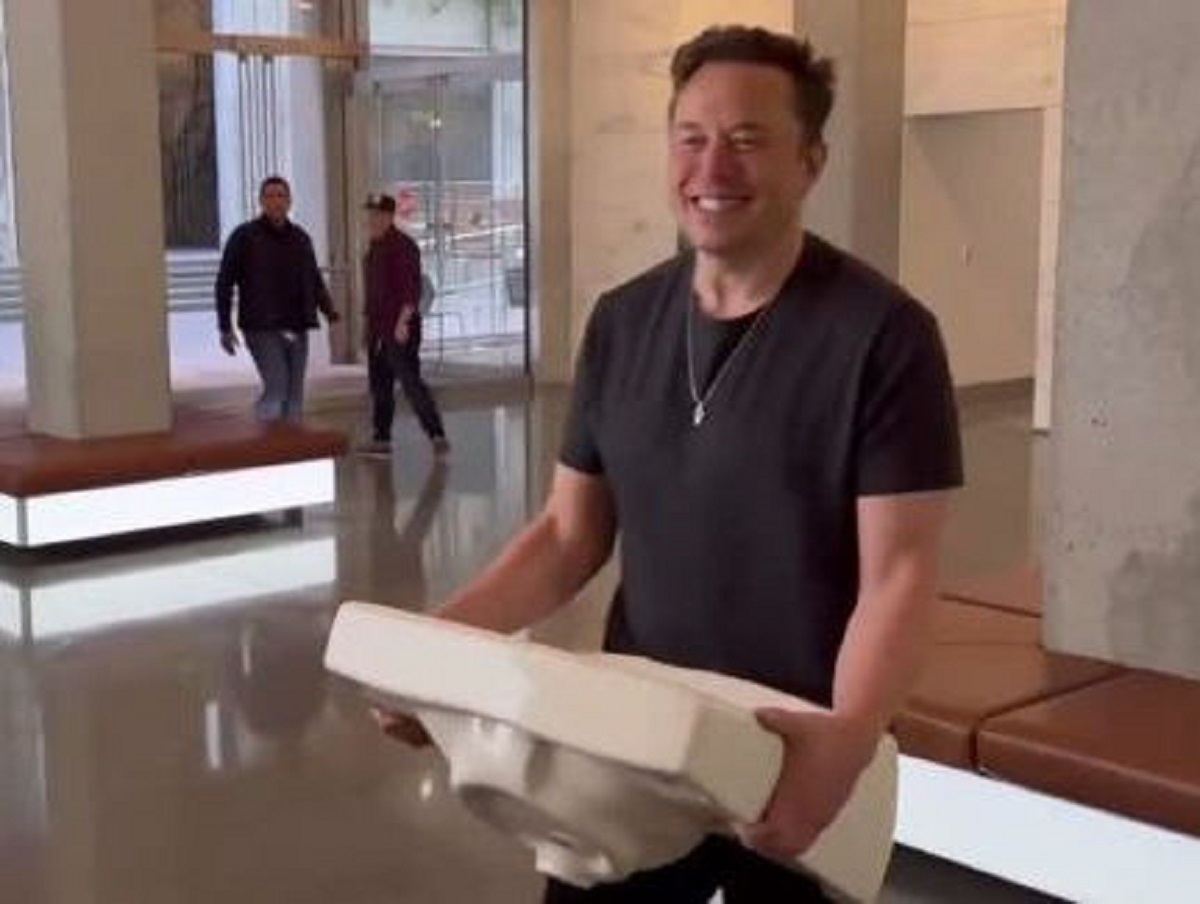 Илон Маск пришел в штаб-квартиру Twitter с раковиной в руках