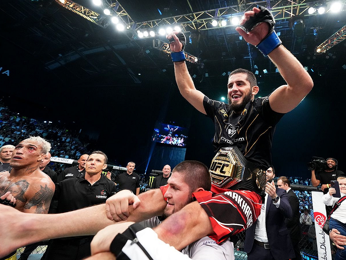 Россиянин Махачев победил Оливейру, став чемпионом UFC в лёгком весе