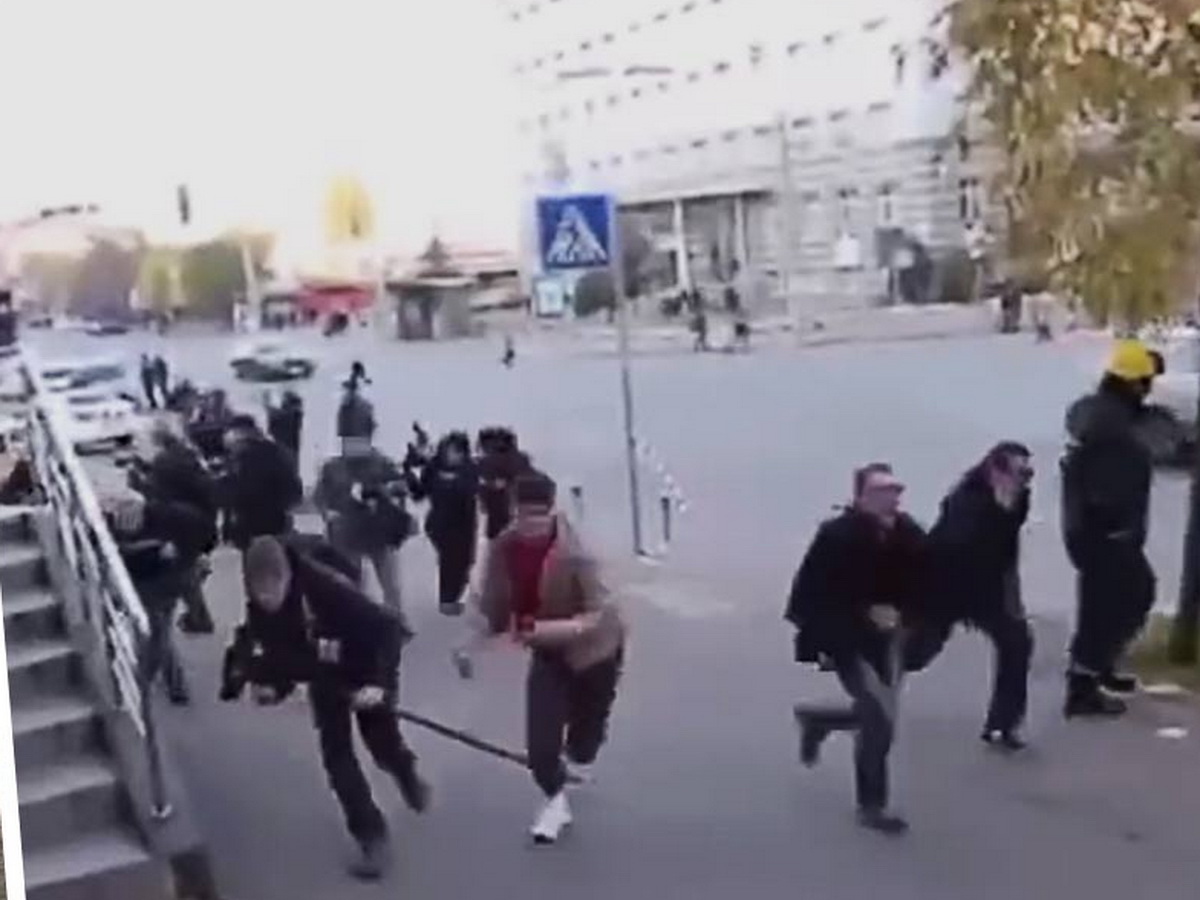 Опубликовано видео взрывов в Киеве: люди в панике бегут от дронов-камикадзе (ВИДЕО)
