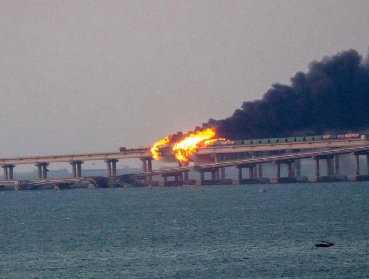 Фото загадочного объекта, плывущего под Крымским мостом в момент взрыва, опубликовали в СМИ