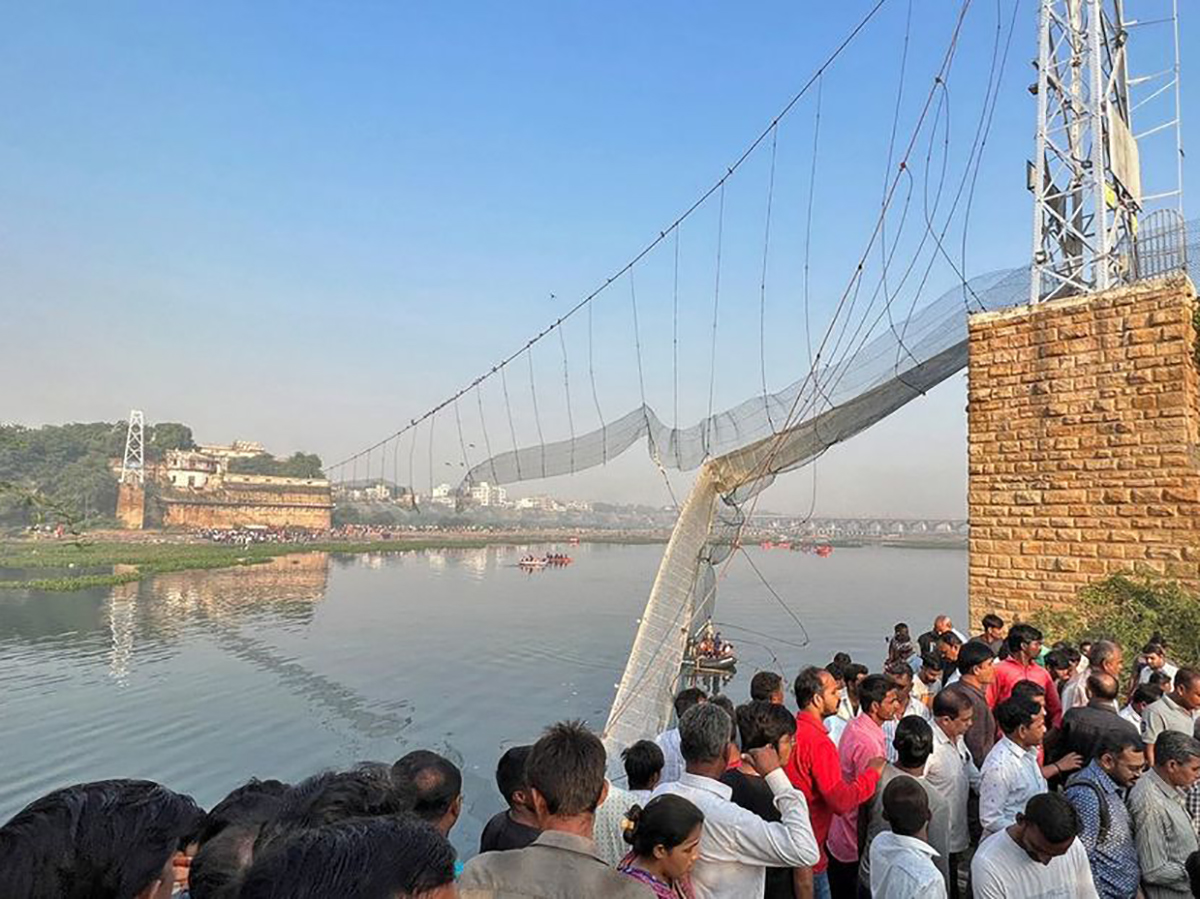 Момент обрушения моста в Индии