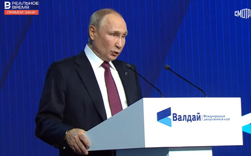 “Синяк” на руке Путина на форуме “Валдай” обсуждают в Сети, сравнивая с фото Елизаветы II (ФОТО)