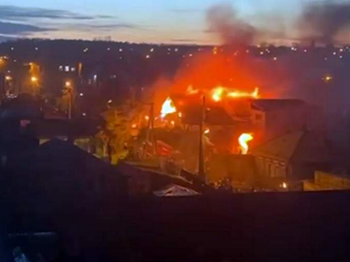 В Иркутске на жилой дом упал истребитель Су-30: момент крушения попал на видео