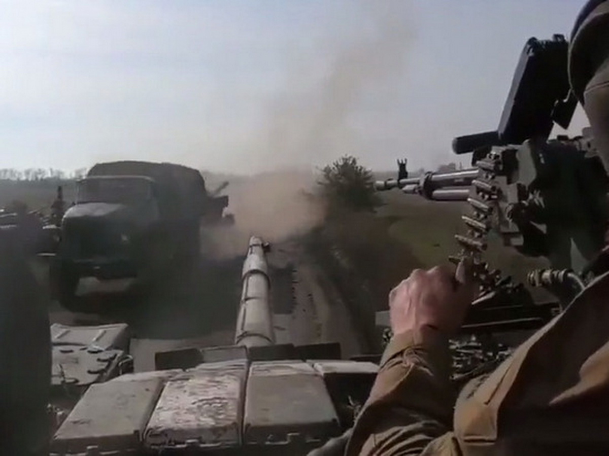 Российский “Урал” проскочил невредимым мимо украинского танка, попав на видео (ВИДЕО)