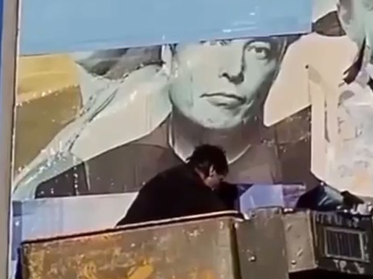 В Одессе заклеили билборд с Илоном Маском