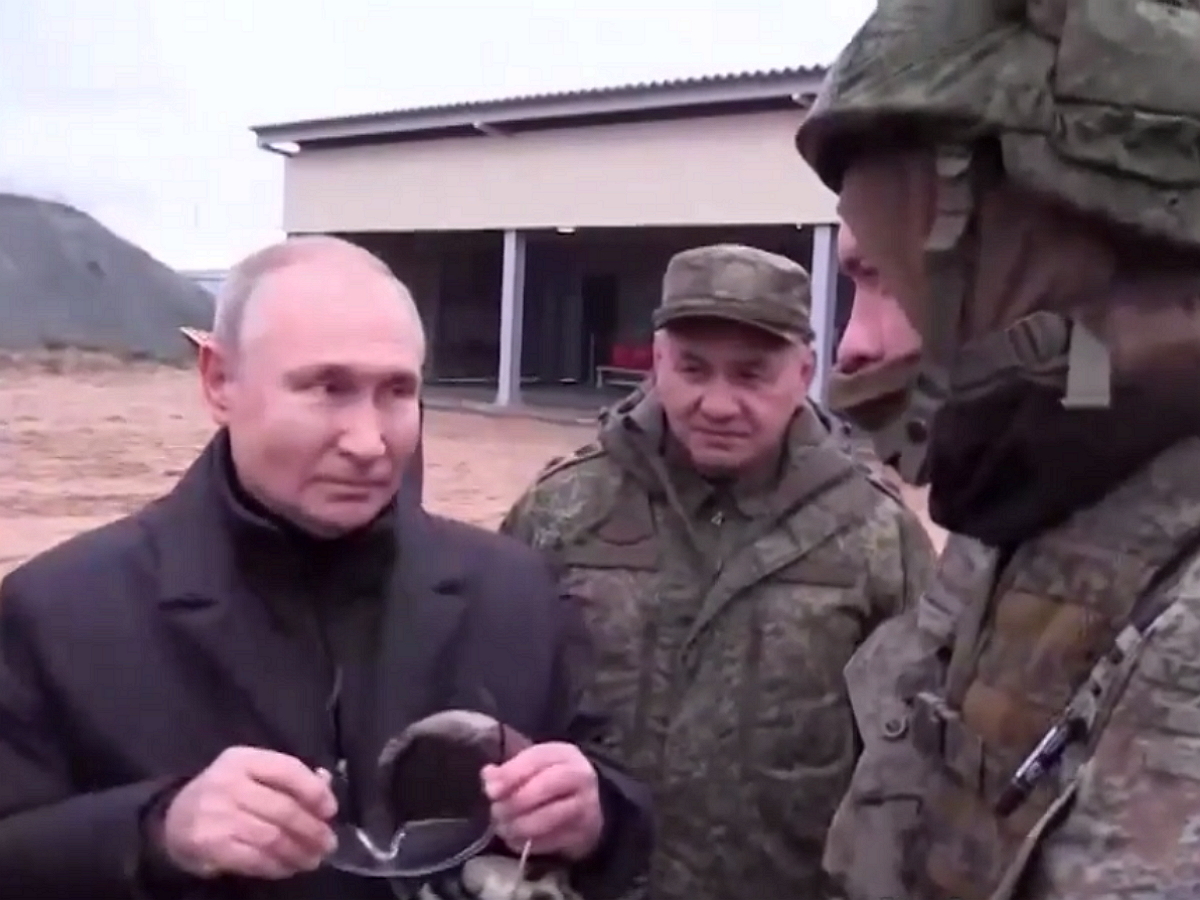 Путин пострелял из снайперской винтовки на полигоне и пообщался с мобилизованными
