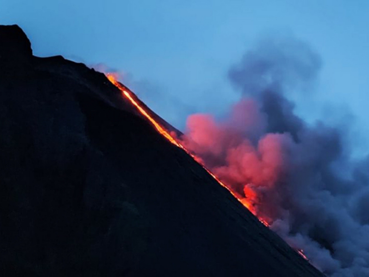 Захватывающие кадры извержения итальянского вулкана, извергающего лаву в море, появились в Сети