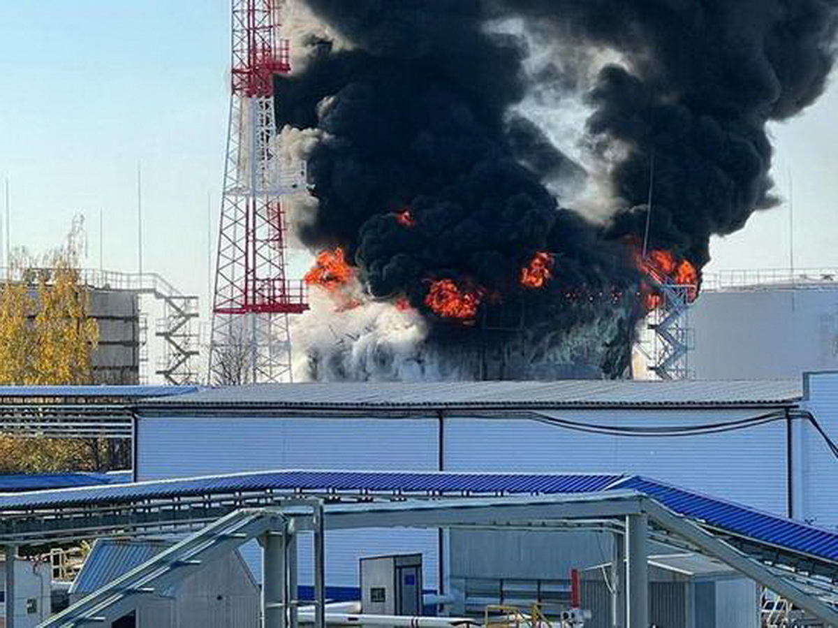 ВСУ нанесли удар по нефтебазе в Белгородском районе: мощный пожар попал на видео (ФОТО, ВИДЕО)