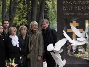 «Трогательно»: на могиле Владимира Меньшова семья открыла памятник