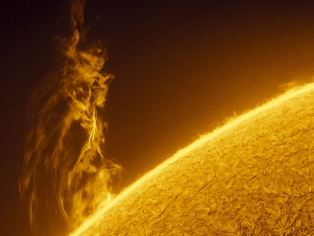 видео огромный выброс плазмы Солнца